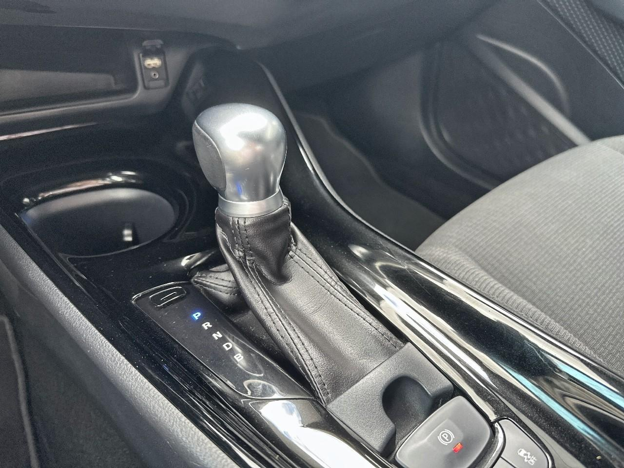 Toyota C-Hr 122h collection 2wd e-cvt rc18 — photo 24