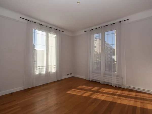 Vous êtes En Recherche D'un Très Bel Appartement Chaleureux, Lumineux Et Confortable? Suivez-nous...