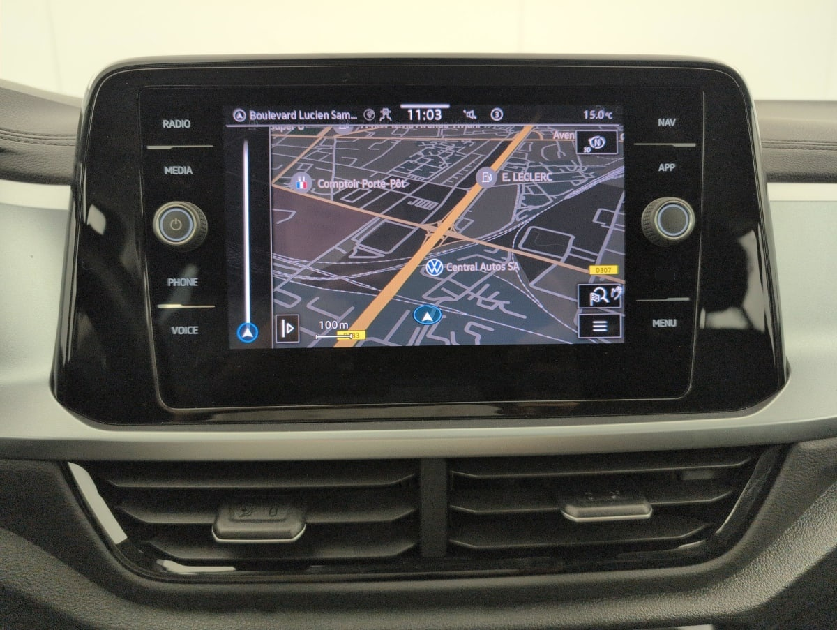 Volkswagen T-Roc — photo 18