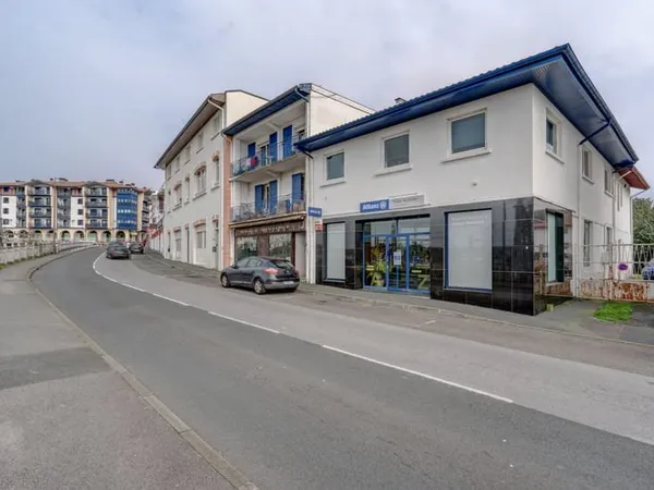 LOCAL COMMERCIAL DE 194M2 RENOVE AU CENTRE VILLE