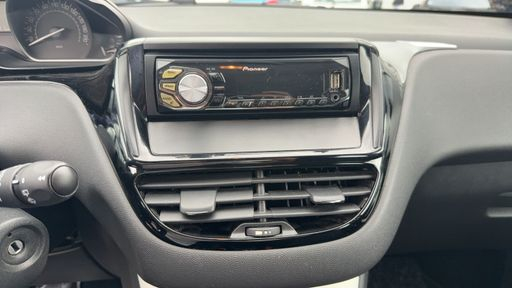 Peugeot 208 1.2 PureTech 68 - Like – 2015 – 73192 km – Essence – Boîte Manuelle — photo 23