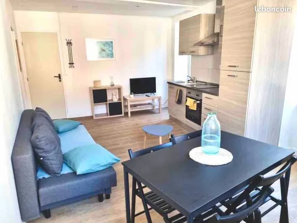 T2 Meublé Rénové de 38m² - Centre-Ville en R+1 - 550 HC