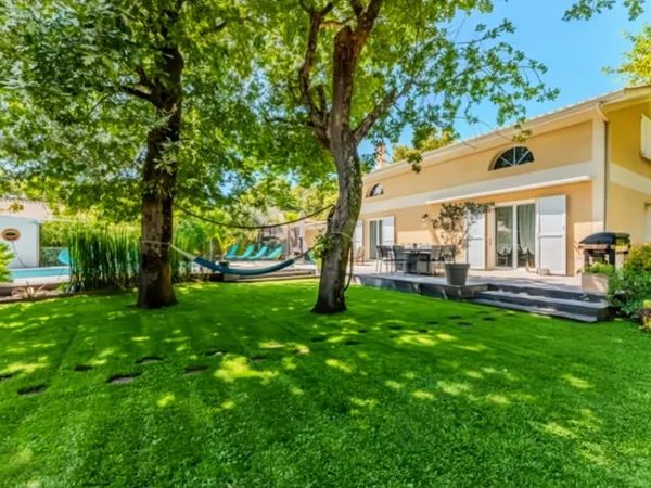 Vends maison 280m² La Hume - Jardin paysagé avec piscine, double garage, idéal investisseur