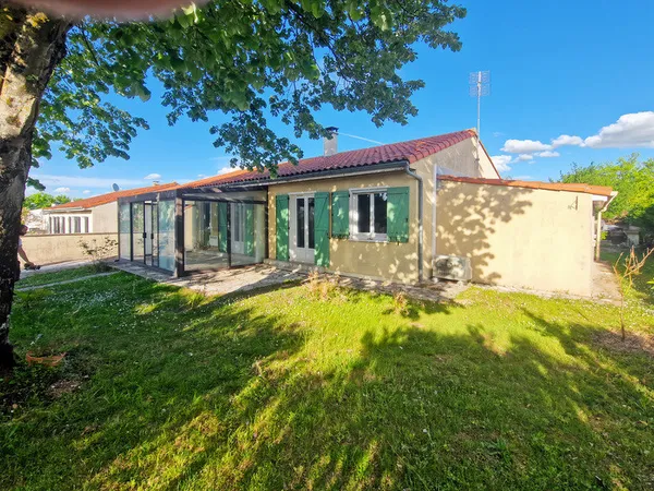 Maison à vendre 5 pièces proche de SAINT JEAN D'ANGELY (17)- 108 m² habitables- jardin- garage- pisc