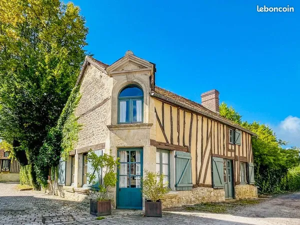 Maison XVIIIe avec jardin au coeur d'un village au passé prestigieux proche du Haras du Pin