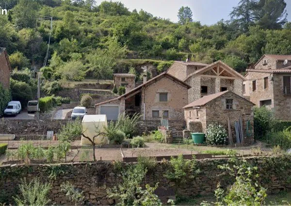 Maisonnette dans hameau magnifique au bord de l'eau