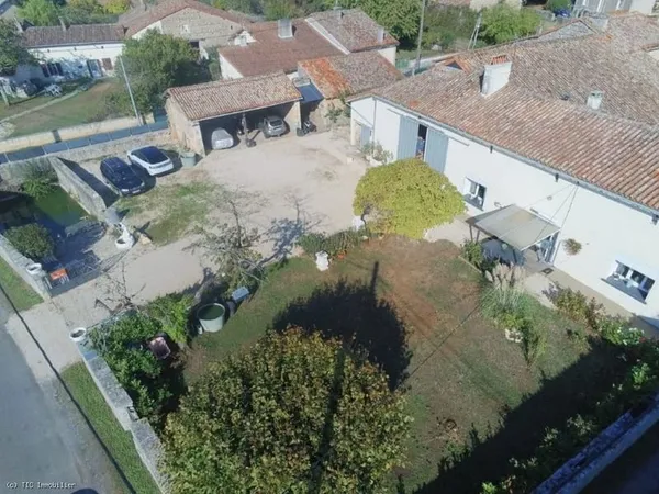 Maison En Pierre Au Calme Avec Grange, Dépendance Et Plus De 5