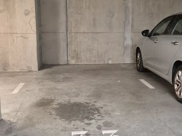 Loue place de parking sécurisée en sous sol - quartier 7 deniers