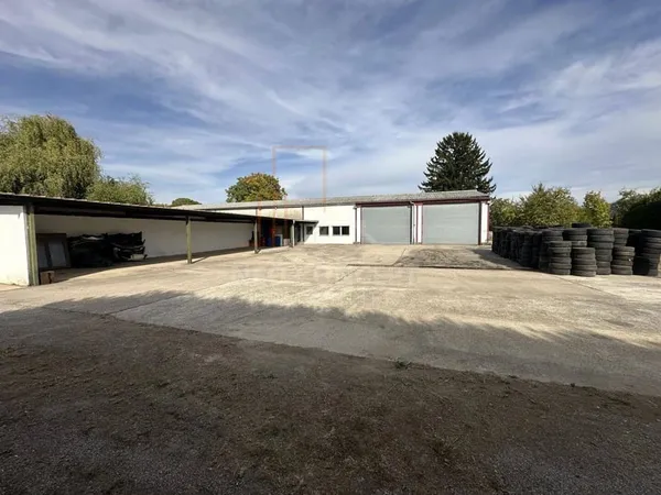 Entrepôt 329 m²