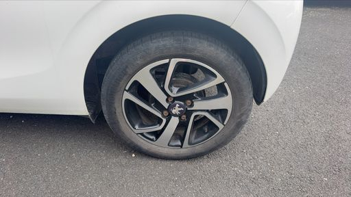 Peugeot 108 1.2 PureTech 82 - Allure – 2015 – 62757 km – Essence – Boîte Manuelle — photo 9