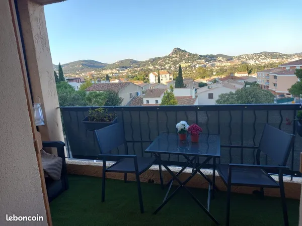 HYÈRES (La Coupiane) - Grand T2 lumineux avec vue panoramique dégagée