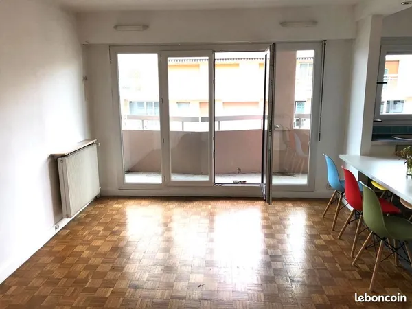 PARIS 18e - GRANDES-CARRIÈRES - 2 PIÈCES DE 50 M² AVEC BALCON - 7e ÉTAGE - VENTE LIBRE