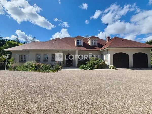 Maison 8 pièces 343 m²