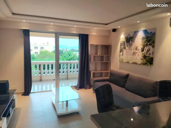 Grand studio meublé de 31 m² avec balcon, cave et parking - Cannes-La-Bocca
