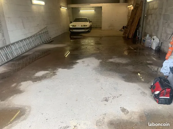 TRES BEAU BOX de 71 m² fermé de plein pied accèssible avec véhicule utilitaire