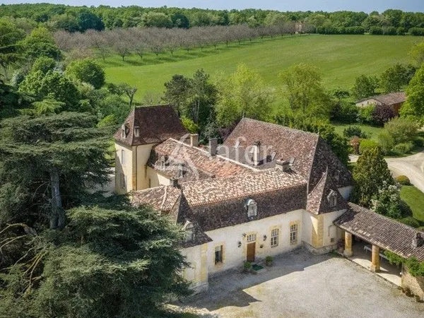 Chartreuse du 18ème et exploitation avicole sur 107ha en vallé