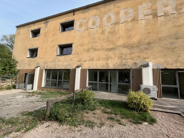 Local industriel 260 m²