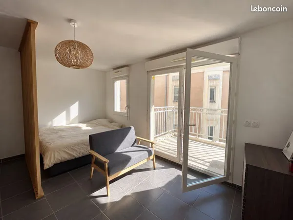 Appartement meublé rénové avec balcon et parking - Toulon
