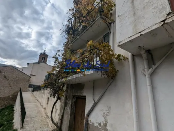 Grande maison de village 3 faces avec cave et balcons
