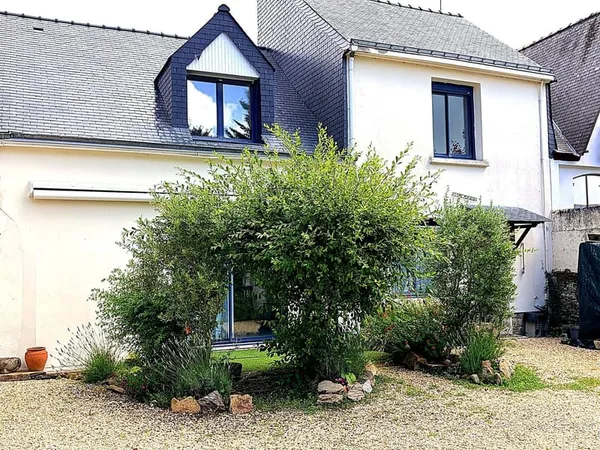Maison de caractère T5, jardin et puits, à pied du port et des plages