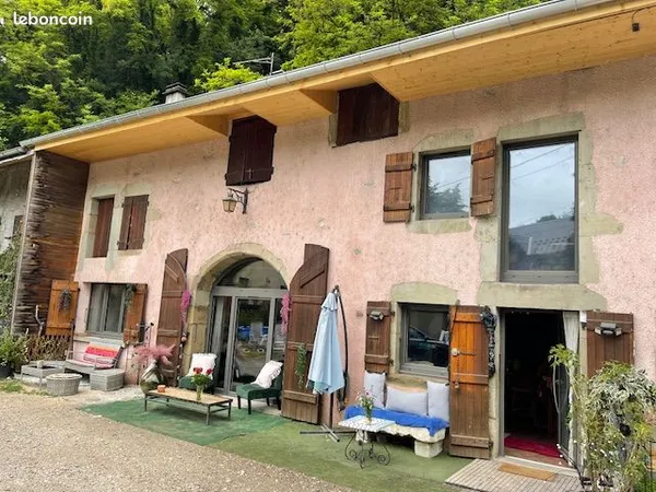 Maison mitoyenne pleine de cachet