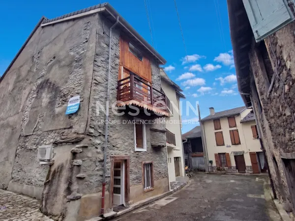 MAISON DE VILLAGE DE CHARME ENTIEREMENT RENOVEE Vue montagnes et emplacement privilégié