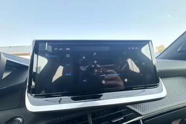Peugeot 2008 hybrid 145 e-dcs6 — photo 19