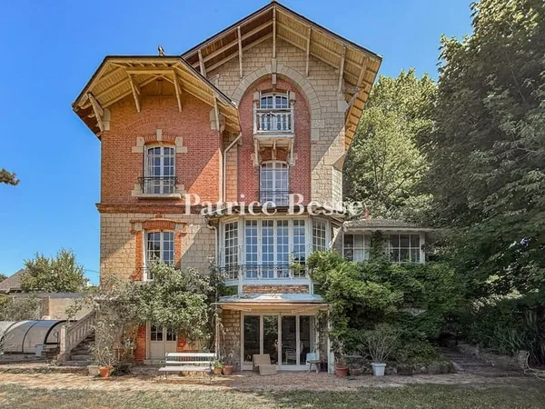 Dans l'Oise, à 20 min de Paris, au calme, une élégante demeure de style anglo-normande,