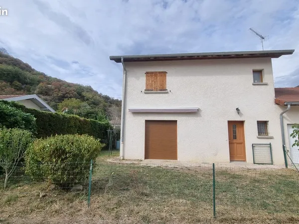 Maison mitoyenne par garage