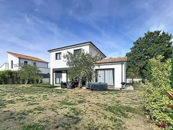 Maison familiale à vendre à Champtoceaux - Bourg, 4 chambres, garage, jardin