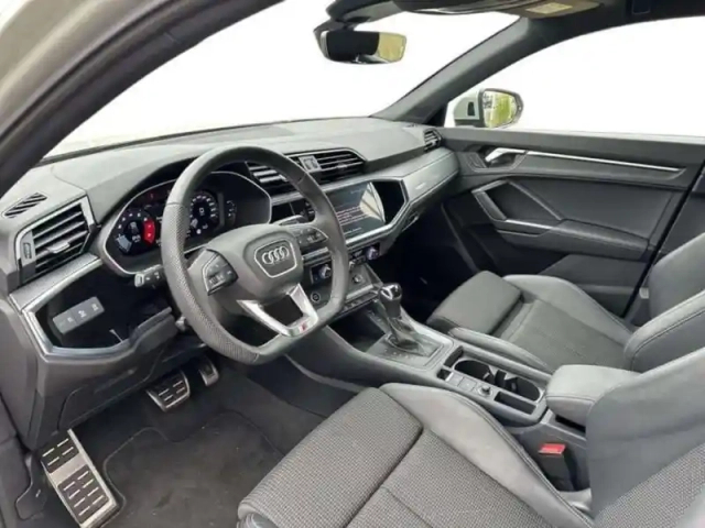 Audi Q3 35 tfsi 150 ch s tronic 7 s line — photo 9