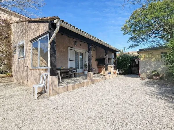 Maison T6 individuelle de 142 m2 sur terrain de 723 m2 avec piscine