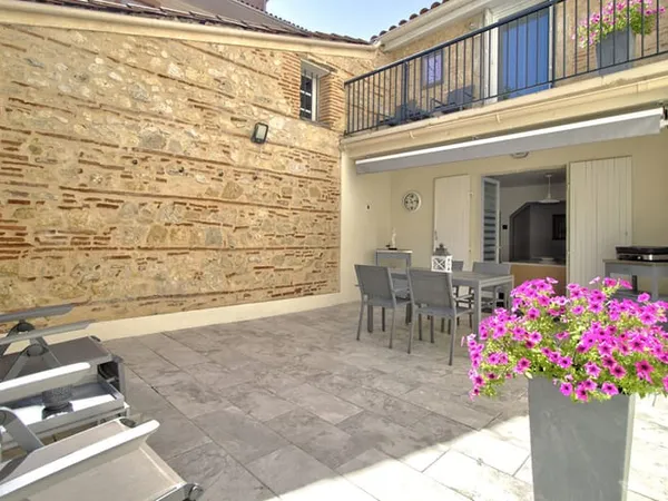 AGEN CENTRE VILLE - Maison de caractère en pierre de 192 m² avec 5 chambres, garage, extérieur dans 