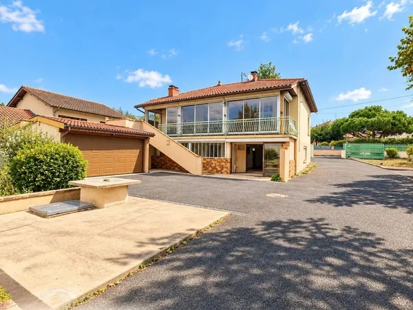 Grande maison familiale avec 4 chambres et garage.
