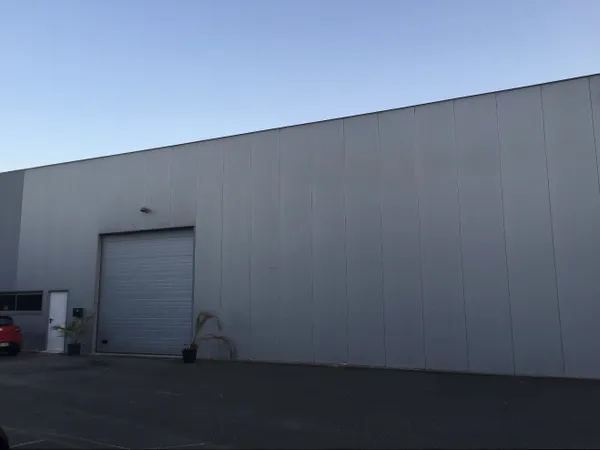 À louer local stockage / comprenant bureaux et 4 places de parking