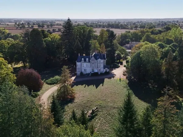 Château familial de 1893 en Gâtine Poitevine