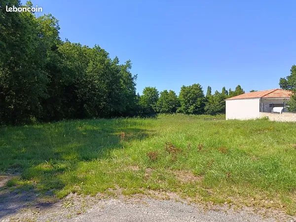 Terrain constructible de 1 961 m²