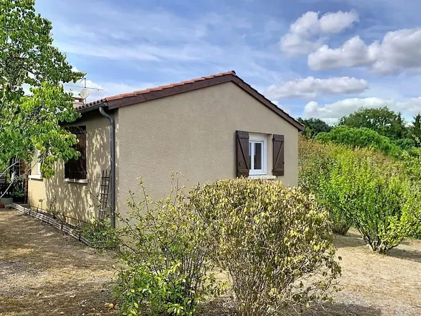 Une maison qui réunit beaucoup de critères ; plain pied et sans travaux .