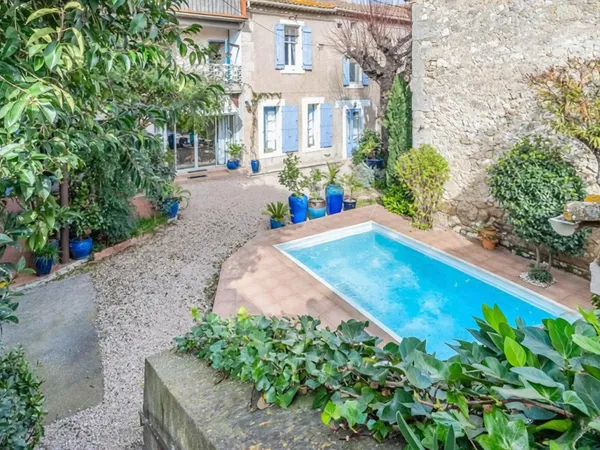 Demeure de caractère avec piscine, dépendances et volumes spectaculaires 15' de Béziers