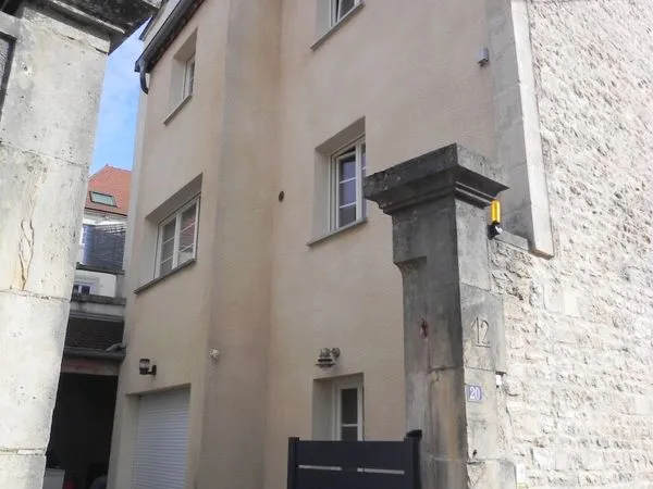 Centre historique Chaumont jolie maison de 82 M2 construction récente avec 2 garage et un cour fermé