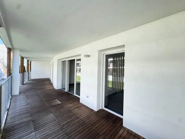 T4 LUMINEUX AVEC BALCON XXL DE 30 M2 DERNIER ÉTAGE CUGNA