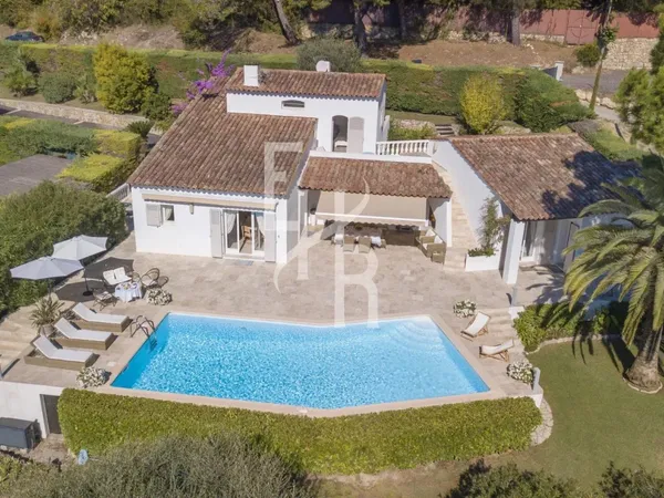 Location saisonniaire villa Mougins vue village