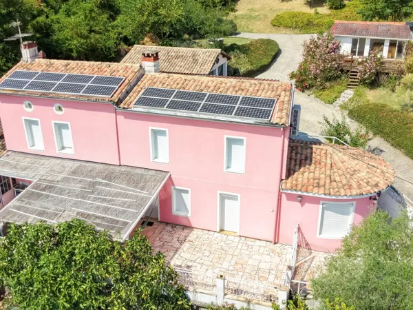 TRES BELLE MAISON ATYPIQUE !