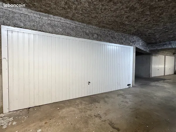 Grand garage ultra sécurisé