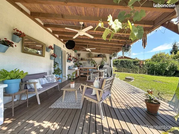 Maison de plain-pied pleine de charme avec grand terrain