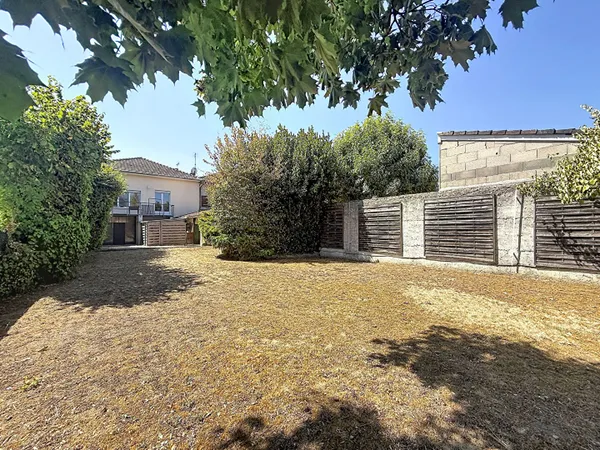 Maison de caractère d'environ 180 m² au coeur de Villieu, 6 Chambres, garage, jardin!