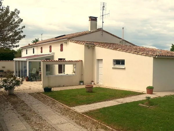 Maison Charentaise de 92 m², véranda, 3 garages, COZES