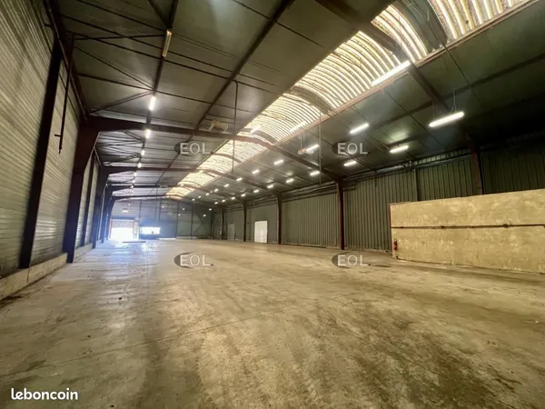 Local industriel 1 280 m²