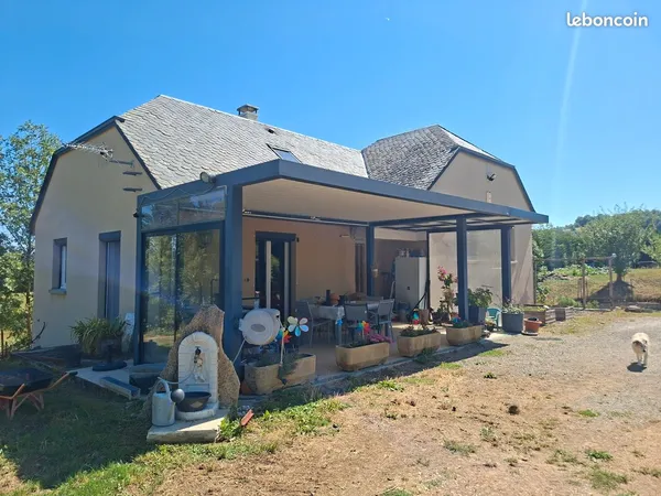 Belle maison sur une parcelle d'environ 13 500 m2 au calme