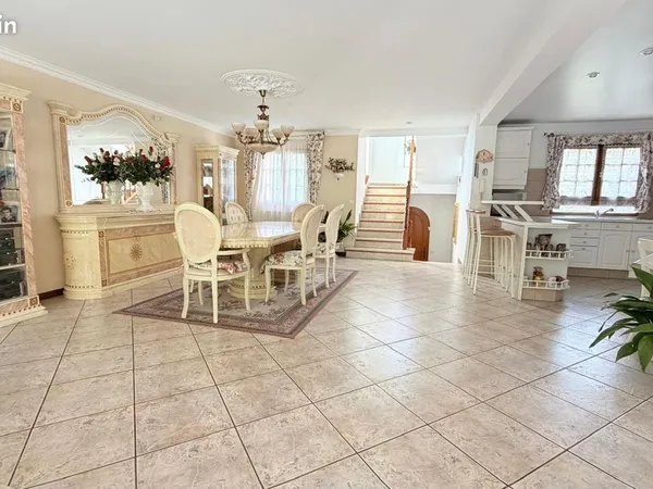 BIEN ARCHITECTE 265 m2.Sous sol 100 m2(Hsp3m),Jardin 669m2, Atelier 45m2